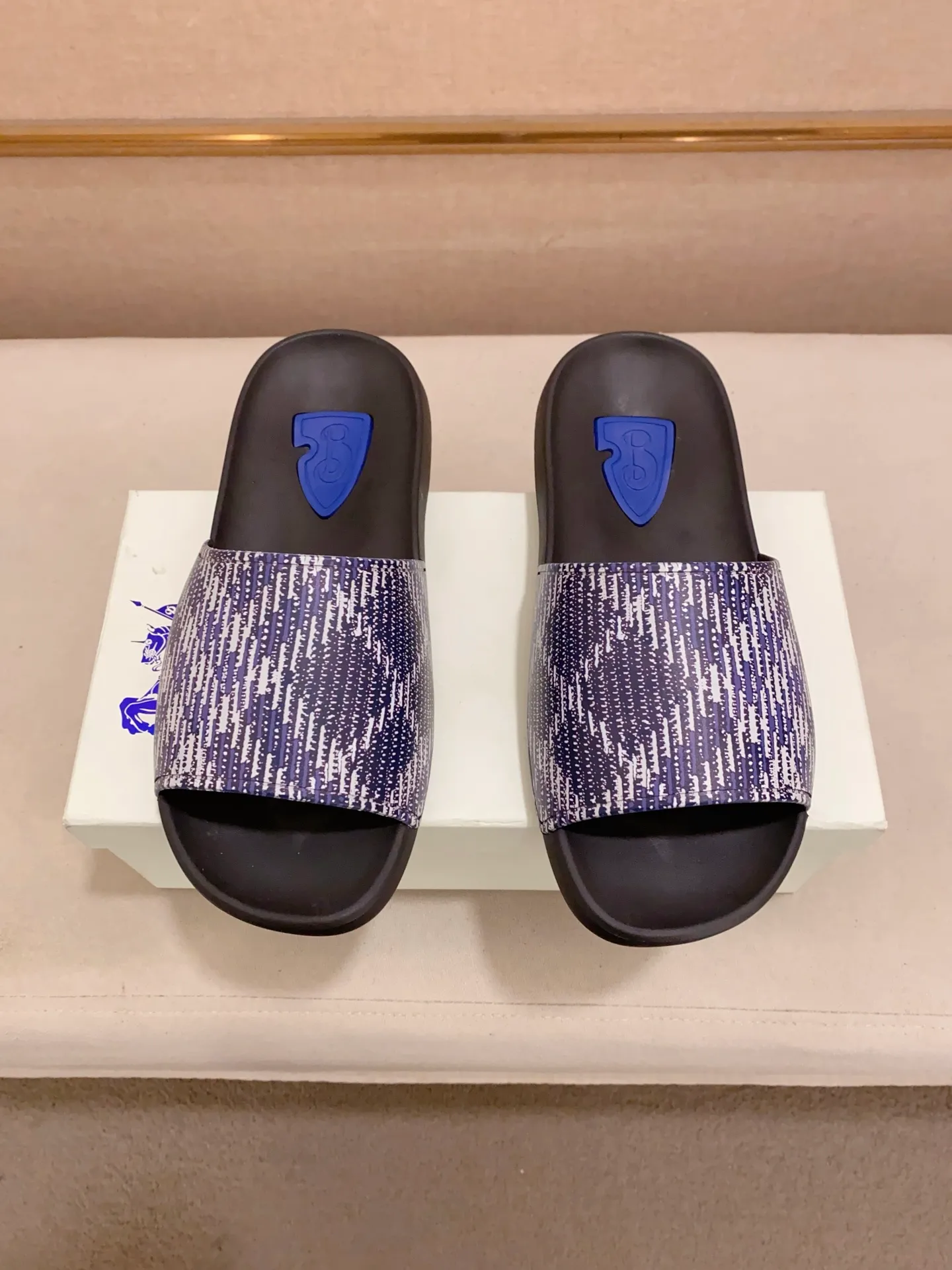 Men's shoes 💰: 320💰 [Burberry slippers] High-end men's shoes brand official website 1:1 latest masterpiece: original mold customization, the fabric is made of imported original rubber material, upgraded outsole, lighter and non-slip. The market's top quality, simple yet tasteful, a must-have for fashionistas, fashionable at your feet, full of confidence, the same style at the counter 👍The season of summer slippers is here. Code: 39-46